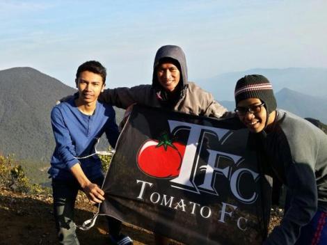 Tryas, Ilham dan Yosa kembali membentangkan bendera TFC untuk kedua kalinya di gunung Gede